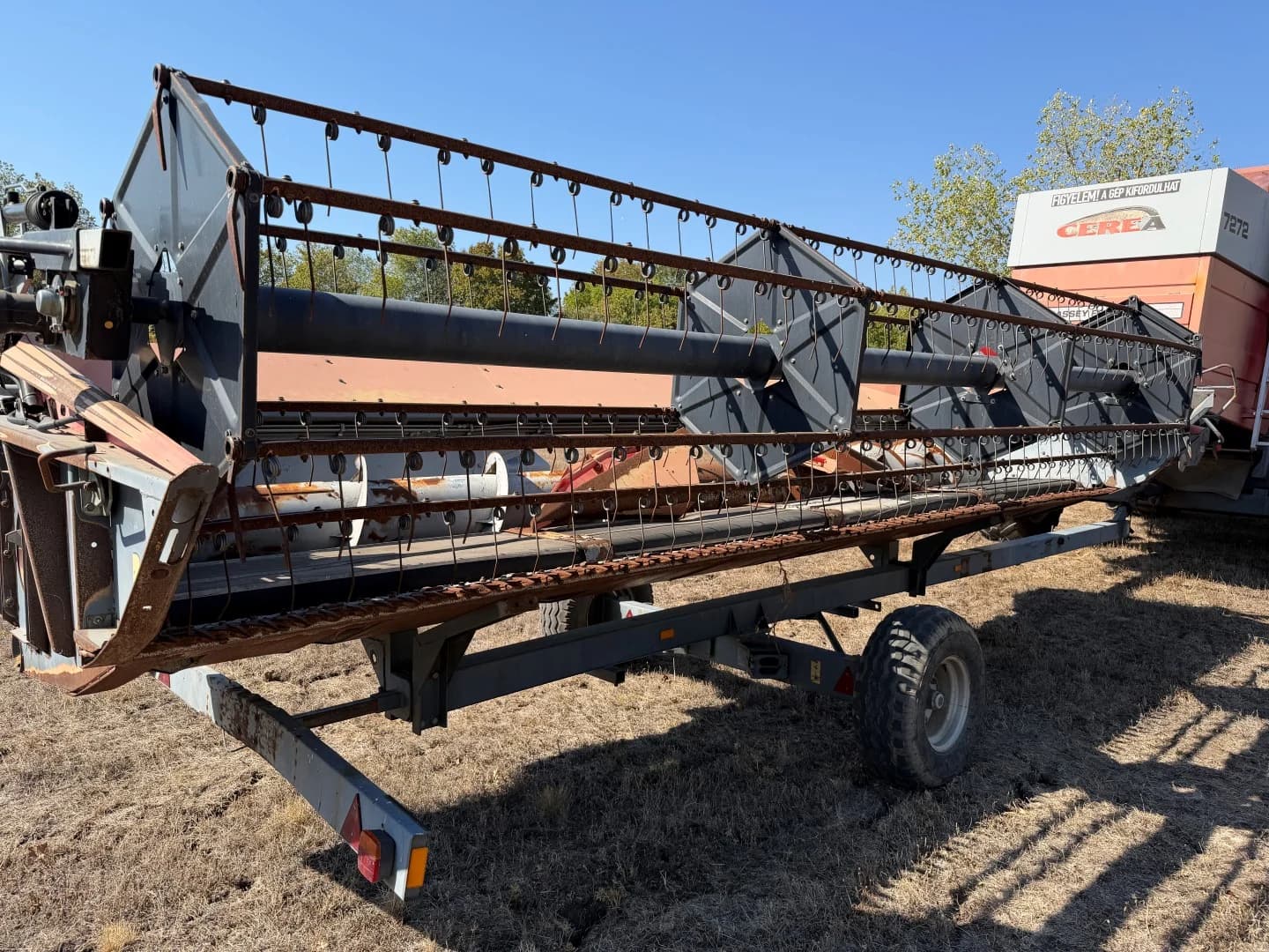 Massey Ferguson 7272 Cerea – Powerflow vágóasztal szállítókocsival