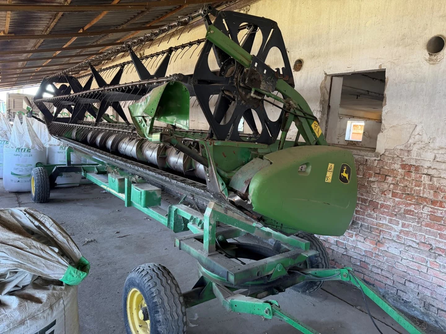 John Deere 9660 WTS – 620R vágóasztal szállítókocsival