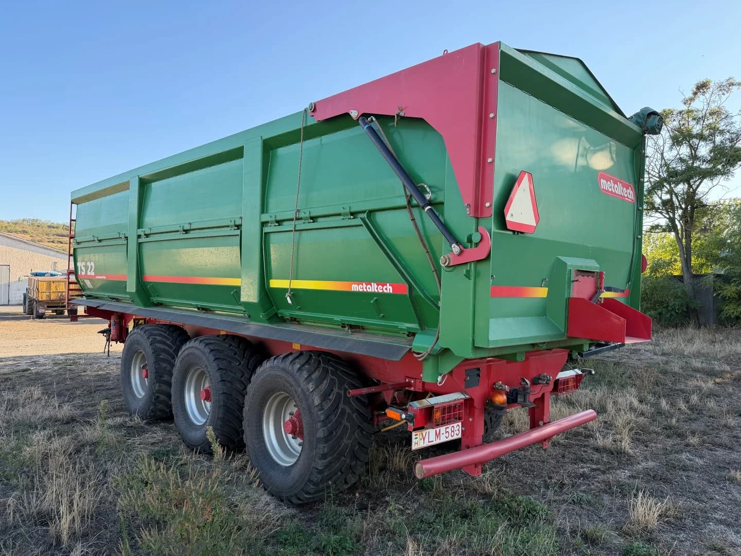 Metaltech TS 22 – Hidraulikus hátfal és oldalsó ürítés