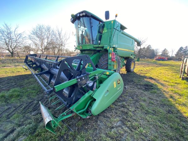 John Deere W650 harvester