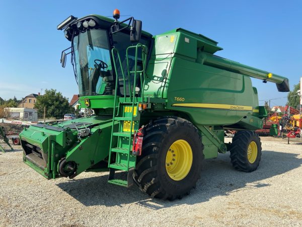 John Deere T660 harvester