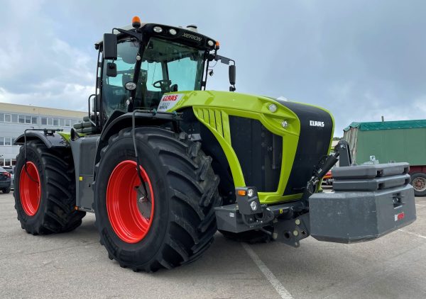CLAAS Xerion 5000 TRAC VC tractor
