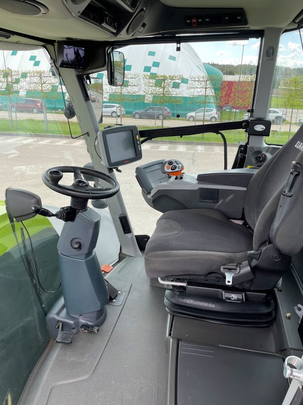 CLAAS Xerion 5000 TRAC VC tractor - Image 4