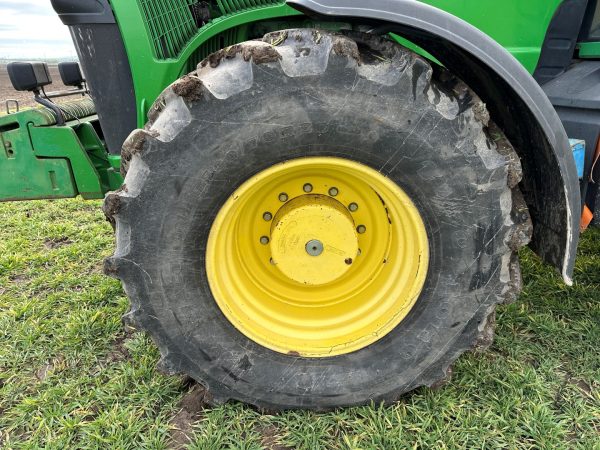 John Deere 8220 ILS tractor - Image 16