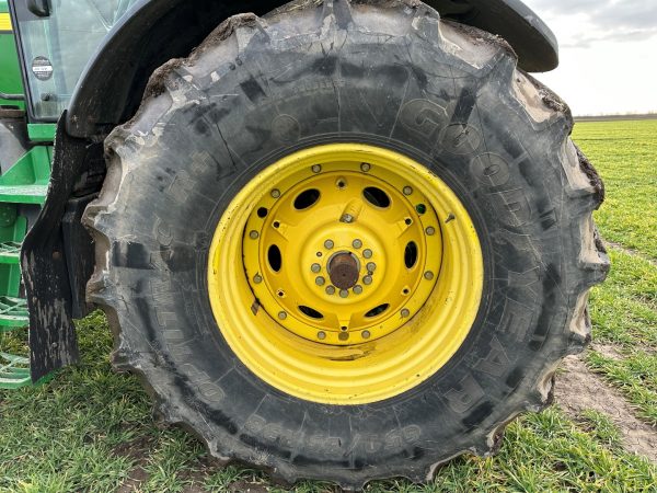 John Deere 8220 ILS tractor - Image 19