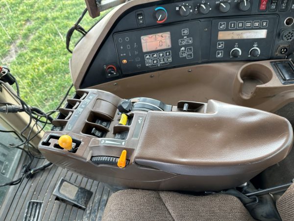 John Deere 8220 ILS tractor - Image 36