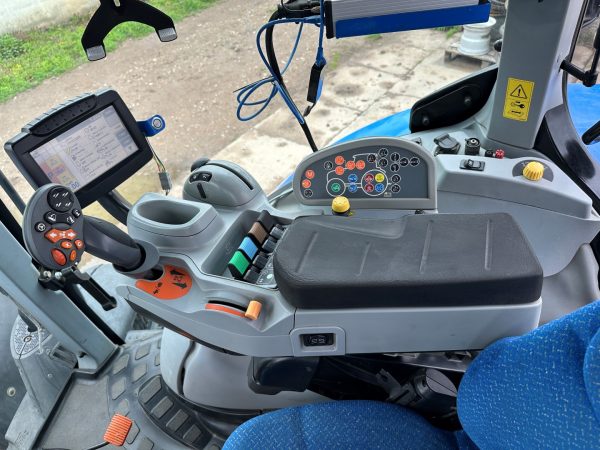 New Holland T7.270 tractor - Image 33