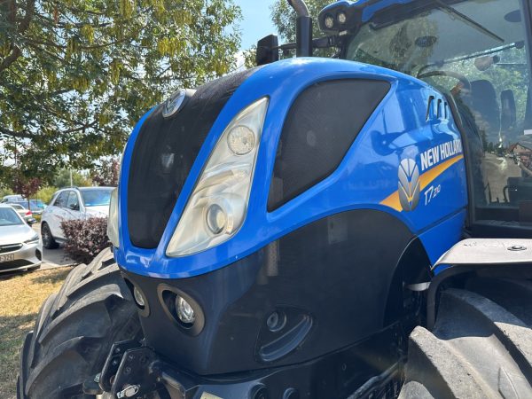 New Holland T7.210 tractor - Image 11