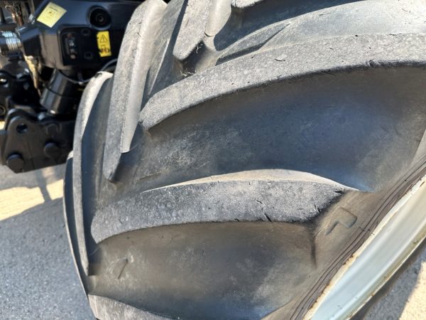 New Holland T7.210 tractor - Image 15