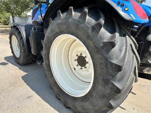 New Holland T7.210 tractor - Image 18