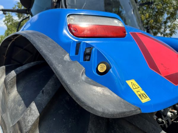 New Holland T7.210 tractor - Image 19