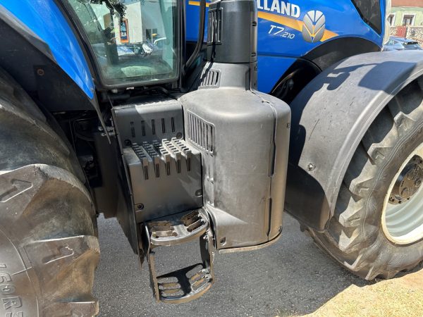 New Holland T7.210 tractor - Image 27