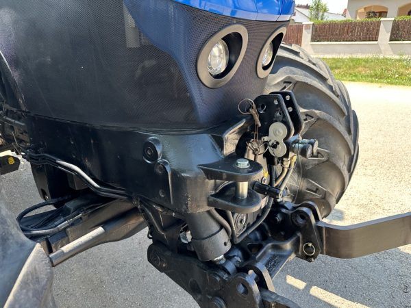 New Holland T7.210 tractor - Image 29