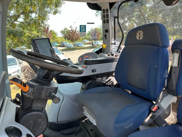 New Holland T7.210 tractor - Image 32