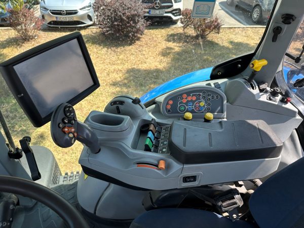 New Holland T7.210 tractor - Image 33